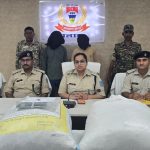 मनातू थाना गेट के समीप कार सवार दो तस्कर डोडा के साथ गिरफ्तार, चतरा जिले के विभिन्न क्षेत्रों से डोडा खरीदकर भेजता था यूपी