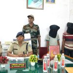 चतरा के खाबाबार के रोड के किनारे लूटपाट की योजना बनाते दो अपराधी हथियार के साथ गिरफ्तार