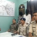 भूसी के नीचे ‘शराब का समंदर’: लातेहार में 1054 पेटी विदेशी शराब जब्त, 12 चक्का ट्रक समेत स्कॉर्पियो-क्रेटा पकड़ी, पांच गिरफ्तार, सरगना फरार