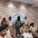 जमशेदपुर में एलएफएस स्कूल के सामने क्वार्टर में रंगेहाथ धराया चोर, 15 लाख की चोरी नाकाम
