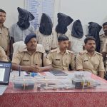 पालकोट बाजार में दिनदहाड़े नगद लूटकर भागे थे बदमाश, ग्रामीणों ने एक को पकड़ा, निशानदेही पर बसिया से 4 और दबोचे गए, तीन हथियार बरामद