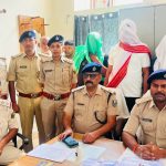बक्सर: मोबाइल दुकान में शराब पीते 3 गिरफ्तार, देशी कट्टा और गोली बरामद