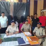 किशनगंज के फरिंग गोला चेक पोस्ट पर बस से 47 लाख की हेरोइन के साथ कोडरमा-वैशाली के तीन आरोपी गिरफ्तार, गुवाहाटी से पटना ले जा रहे थे तस्कर