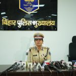 सोशल मीडिया पर हथियार लहराने वालों पर सख्ती: 102 प्राथमिकी, 130 गिरफ्तार, 40 हथियार जब्त