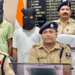 वैशाली में ईंट के ढेर से निकला कारबाइन-कट्टा, दुर्गा मंदिर के पास से भाग रहा कुख्यात अपराधी सहयोगी के साथ धराया