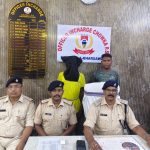 सरायकेला: पहचान छिपाकर रह रहे डकैती मामले में दो साल फरार चल रहे आरोपी गिरफ्तार, दूसरे आऱोपी अड़की थाना पुलिस के हवाले