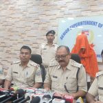 सोनारी में महिला से चैन छीनकर भाग रहे अपराधियों की टेंपो से टक्कर, पल्सर छोड़ी; फरार तीसरा आरोपी भी गिरफ्तार