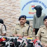 जमशेदपुर में 8 लाख का गांजा जब्त: पुलिस ने बिहार के तस्कर को ट्रॉली बैग और पिट्ठू बैग के साथ दबोचा