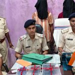 सड़क पर लूट की वारदात का खुलासा, तीन धराए; दो मोबाइल, बाइक, चेन और हैंडपंच बरामद