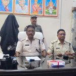 विंध्यनगर कंचन ज्वेलर्स डकैती व बाइक लूट कांड का वांछित अपराधी गिरफ्तार, सोने के जेवर व नकदी बरामद