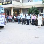 डूब रहा है सारण, मदद को आगे आया वैशाली: डीएम ने हरी झंडी दिखा कर भेजे 5 ट्रक राशन और पॉलीथीन