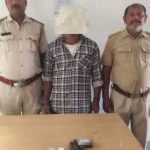 दुर्गा पूजा में सुरक्षा जांच के दौरान पकड़ा गया संदिग्ध, बाइक से जा रहा था हथियार लेकर